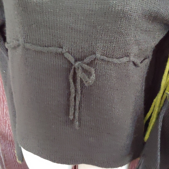 Woman's sweater and mitts set - Picture 4 of 5